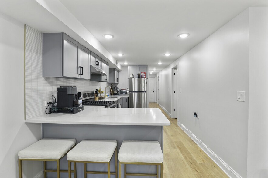 Building Photo - 520 N Ada St