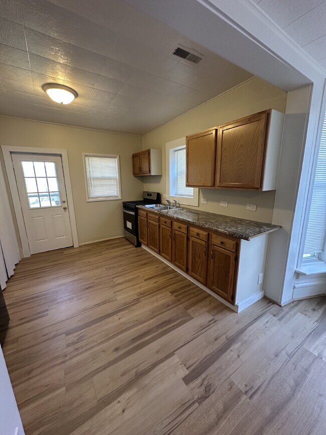Building Photo - 3-Bedroom Duplex