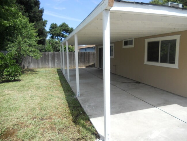 Building Photo - 3 BED W RV/BOAT PARKING