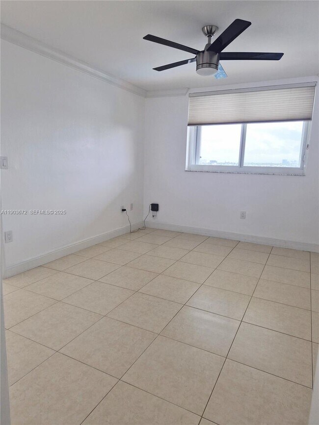 Building Photo - 2910 Point E Dr