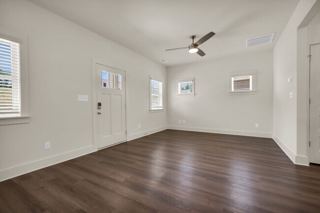 Building Photo - One Bedroom Cottage with Fenced Backyard!