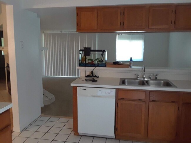 Building Photo - Lovely 3 Bedroom 2 Bathroom HOME!!!