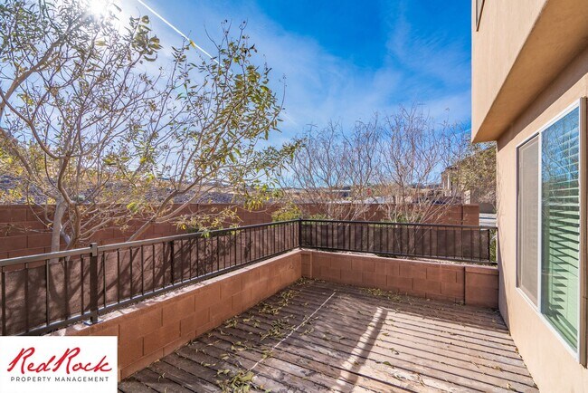 Building Photo - 4 Bed/2.5 Bath Townhome in Desert Bluff!