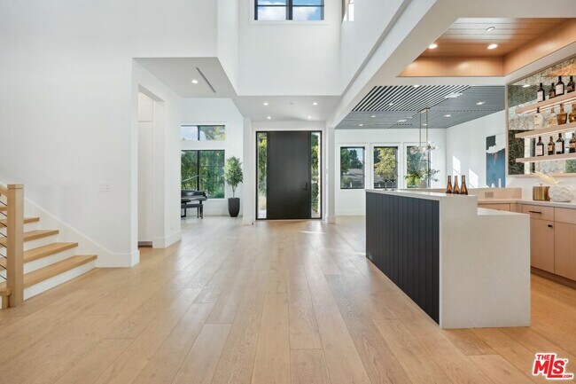 Building Photo - 5124 Calvin Ave