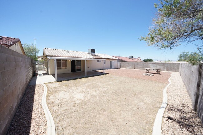 Building Photo - Showings Available NOW