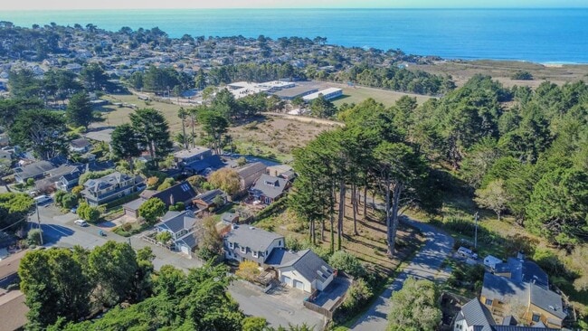 Building Photo - 1004 Acacia St