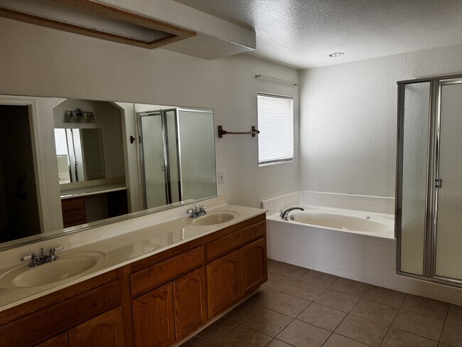 Building Photo - 16324 Victoria Dr