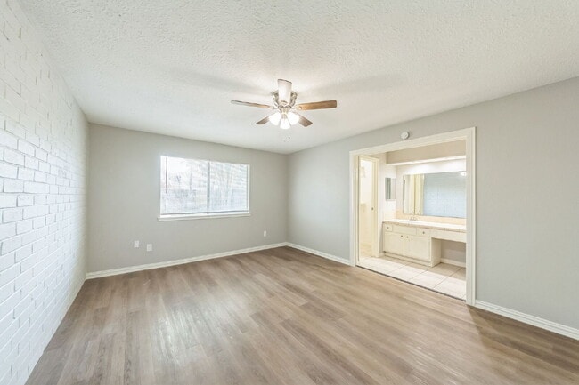 Building Photo - Charming & Spacious Home in La Porte!