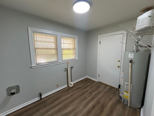 Building Photo - Step inside!  You will love what you see.