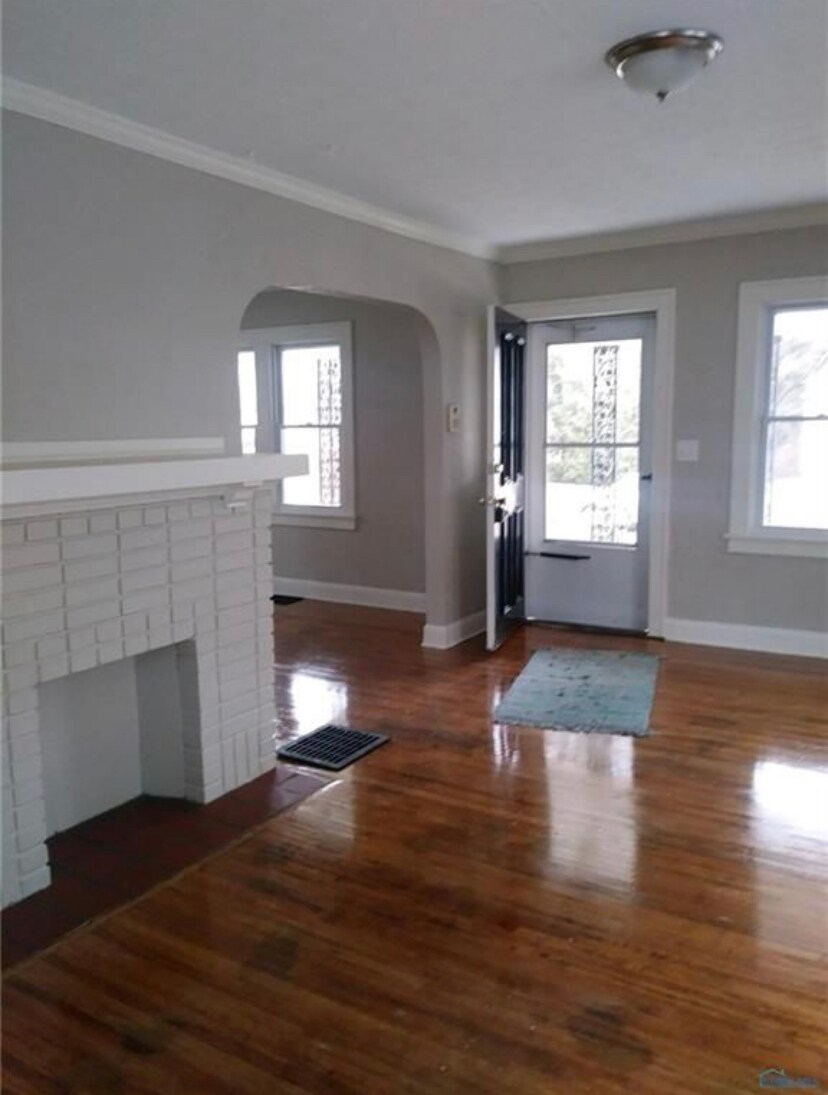 Building Photo - 2104 Perth St