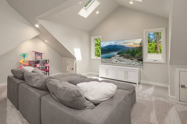 Building Photo - Furnished Redmond Home | Short-Term 3–6 Month Lease | Avail Now!