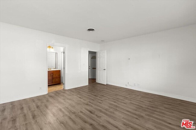 Building Photo - 262 MacDonald St