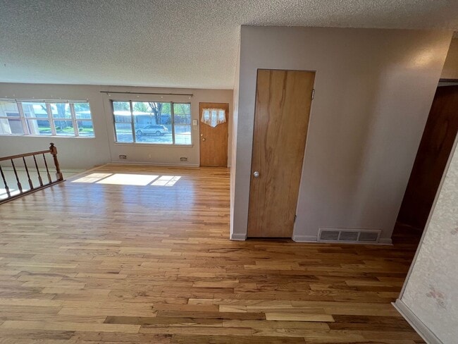 Building Photo - 3 Bed 2 Bath House with Attached 2 Car Garage & Trailer Parking