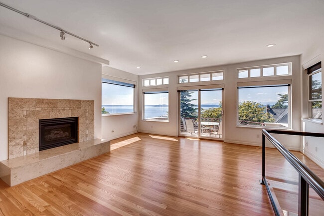 Building Photo - Queen Anne Home