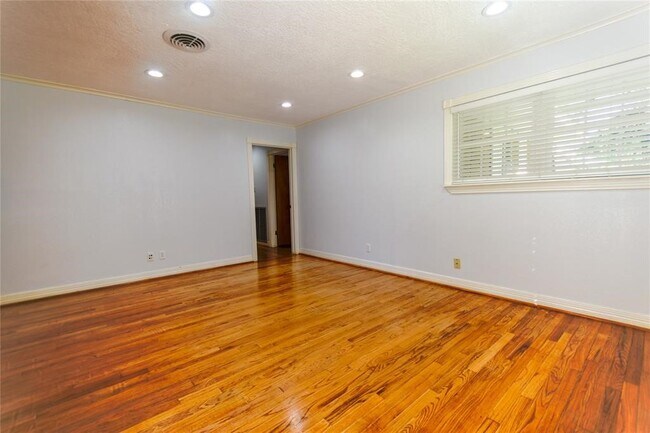 Building Photo - 10518 Hazelhurst Dr