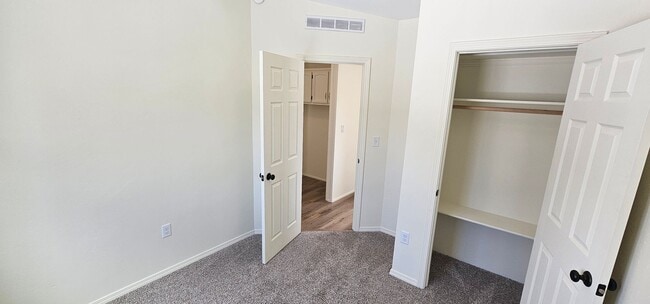 Building Photo - Fully Renovated 3Bd/2Ba Home in River Rock Fenced Yard Pet Friendly