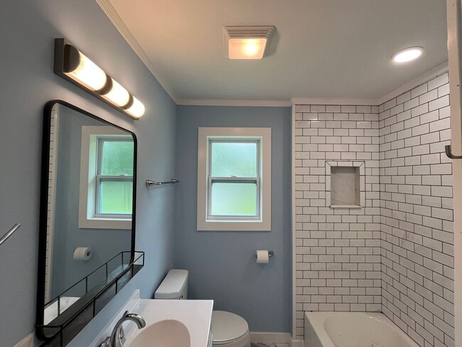 Building Photo - Newly Renovated 3 bedroom, 2 bath home in ...