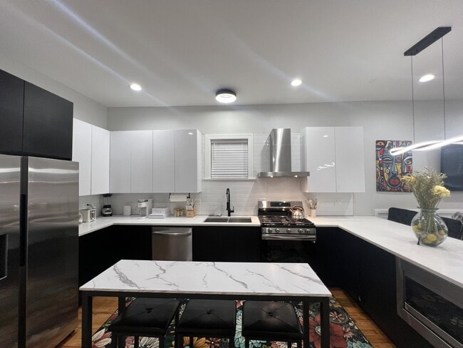 Building Photo - 6613 S Langley Ave