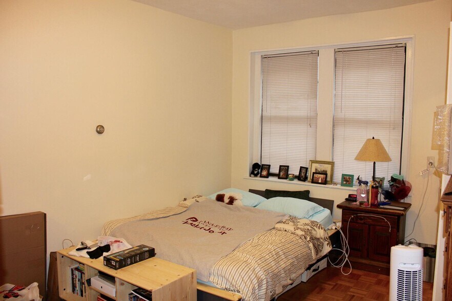 Building Photo - 40 Anderson St