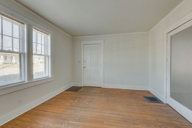Building Photo - Charming 3-Bedroom Gem in the Heart of Sylvan Park