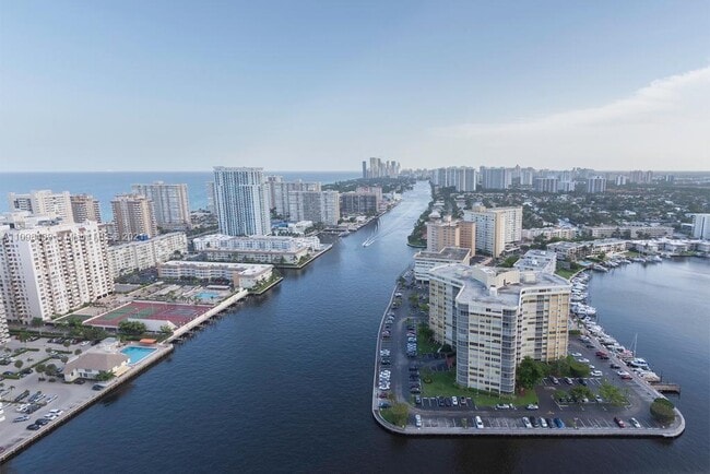 Building Photo - 2602 E Hallandale Beach Blvd