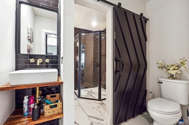 Building Photo - 2450 Hillcrest Dr