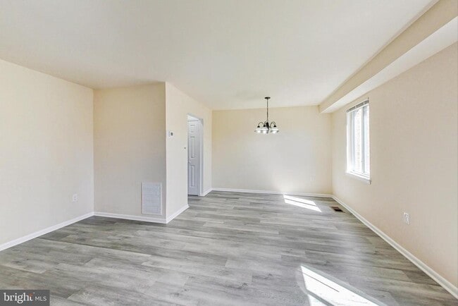 Building Photo - 906 West Side Dr