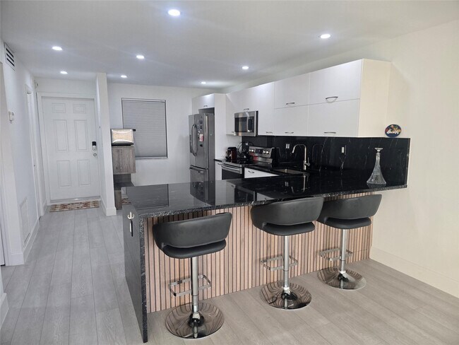 Building Photo - 1401 N Riverside Dr