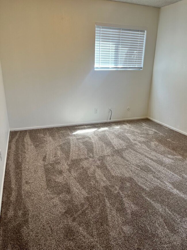 Building Photo - 2 bedroom, 1 bath condo with garage