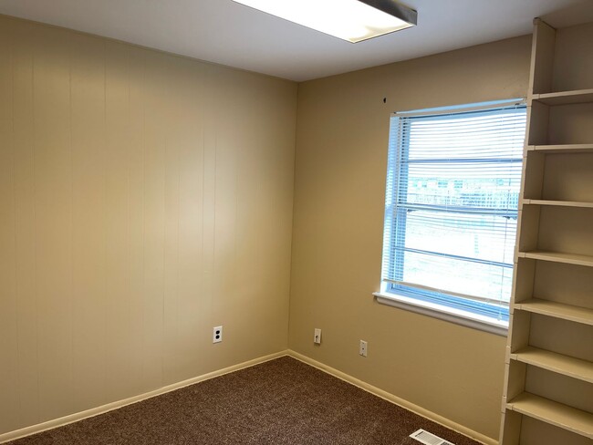 Building Photo - Cutest 3 bed 1.5 bath in Bethany!