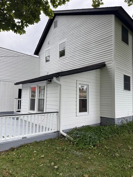 Building Photo - 35 Elm St