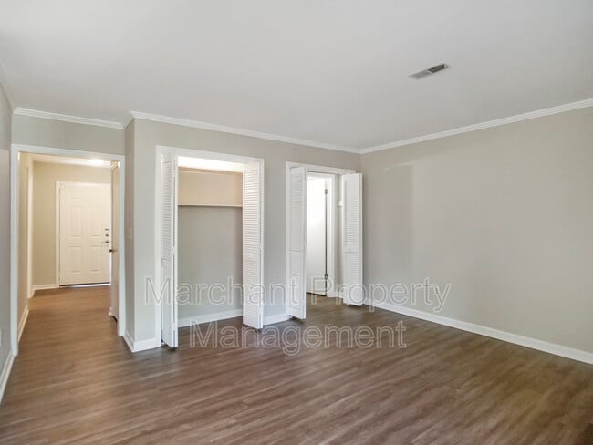 Building Photo - 106 E Bay Ct