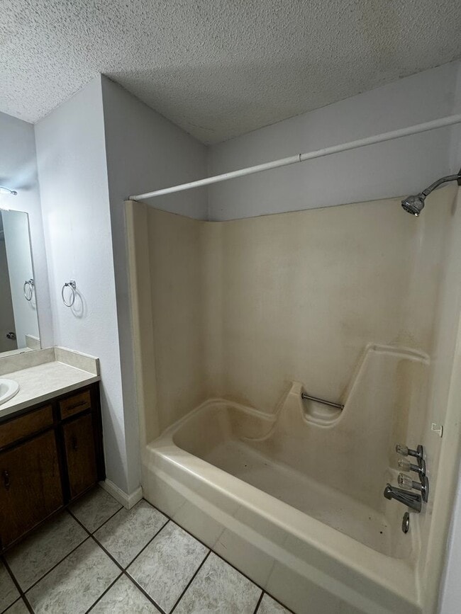 Building Photo - Adorable front  duplex 2bedroom 2bathroom CH/A