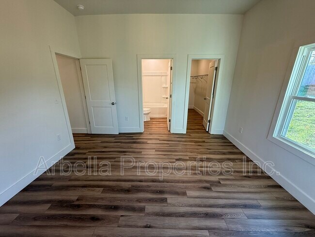 Building Photo - 829 Hamilton St