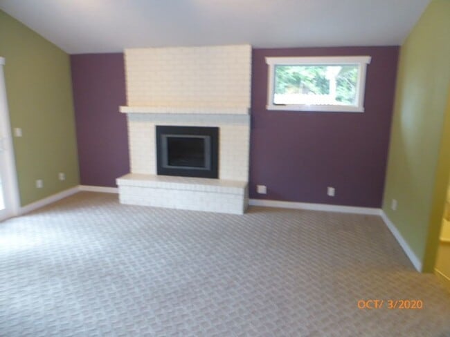 Building Photo - Beautiful 2 Story 3 Bed 2.5 Bath