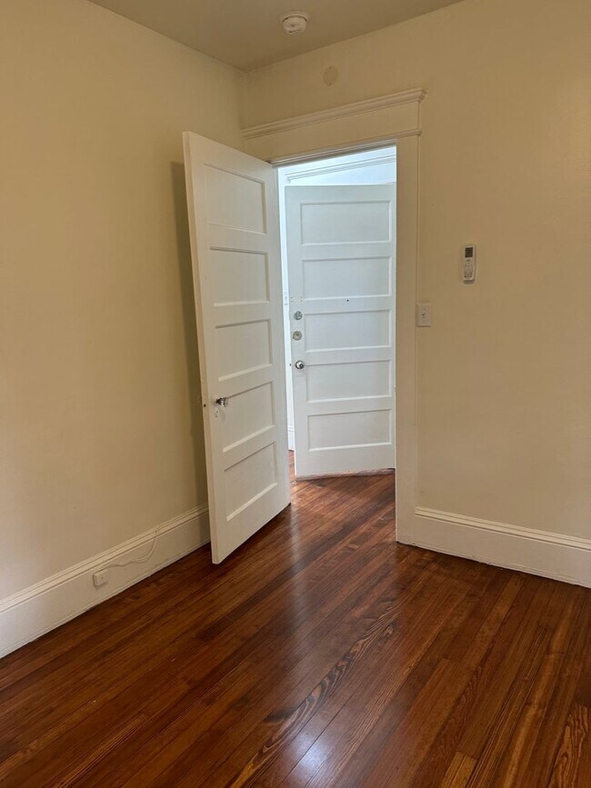 Building Photo - 1722 W Market St