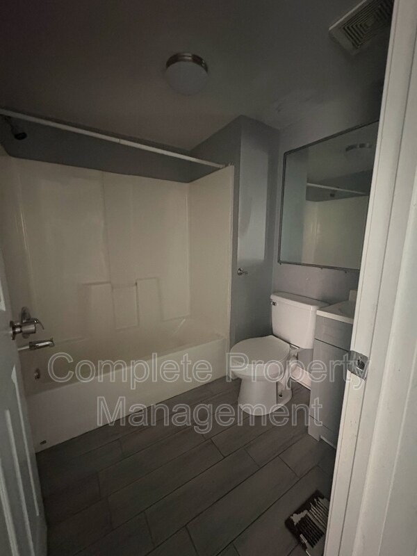 Building Photo - 1402 Avenue E