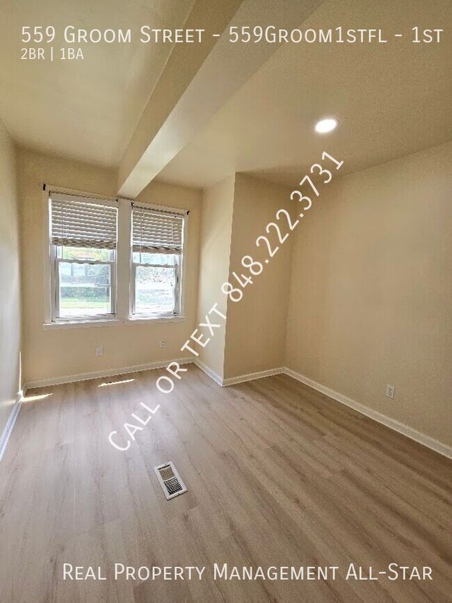 Building Photo - 559 Groom St