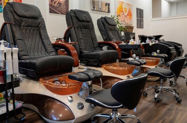 Building Photo - 16251 Golf Club Rd