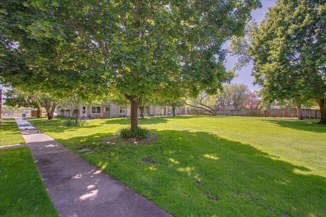 Building Photo - Bright & Stylish Townhome in the Heart of ...