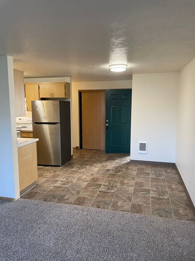 Building Photo - Rent Special: 1/2 Off May's Rent! Second Floor 3 Bedroom apartment