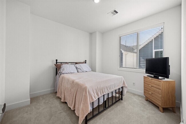 Building Photo - 1550 W Tidwell Rd