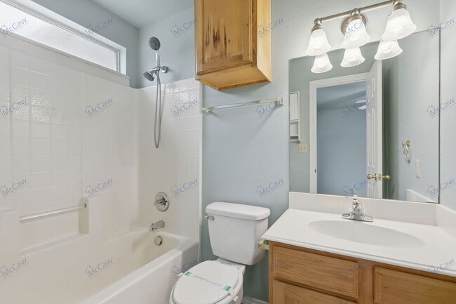 Building Photo - 702 N Walnut St