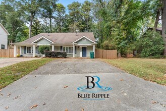 Building Photo - Spacious 3BR/2Bth Prime Smyrna Location on...