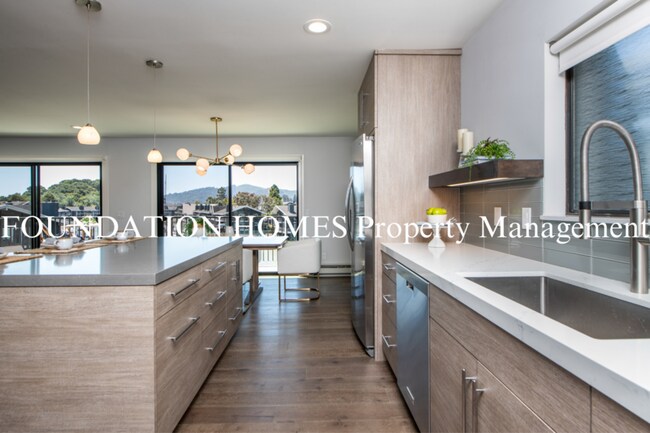 Building Photo - 6 Greenwood Cove Dr