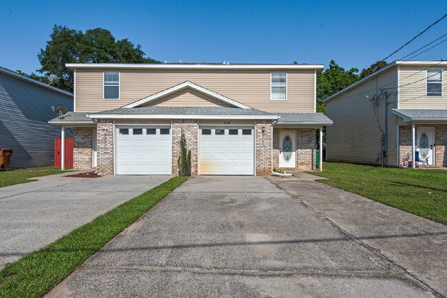 Primary Photo - "Charming 3-Bed Townhouse Retreat with 2.5...