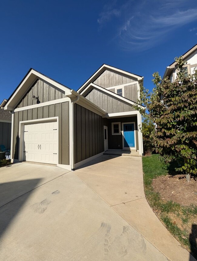 Building Photo - Weaverville Rental