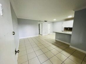 Building Photo - 890 NW 45th Ave