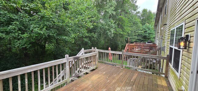 Building Photo - Beautiful 3 bedroom 2.5 bathroom END Unit ...
