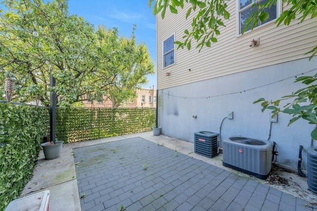 Building Photo - 308 18th St